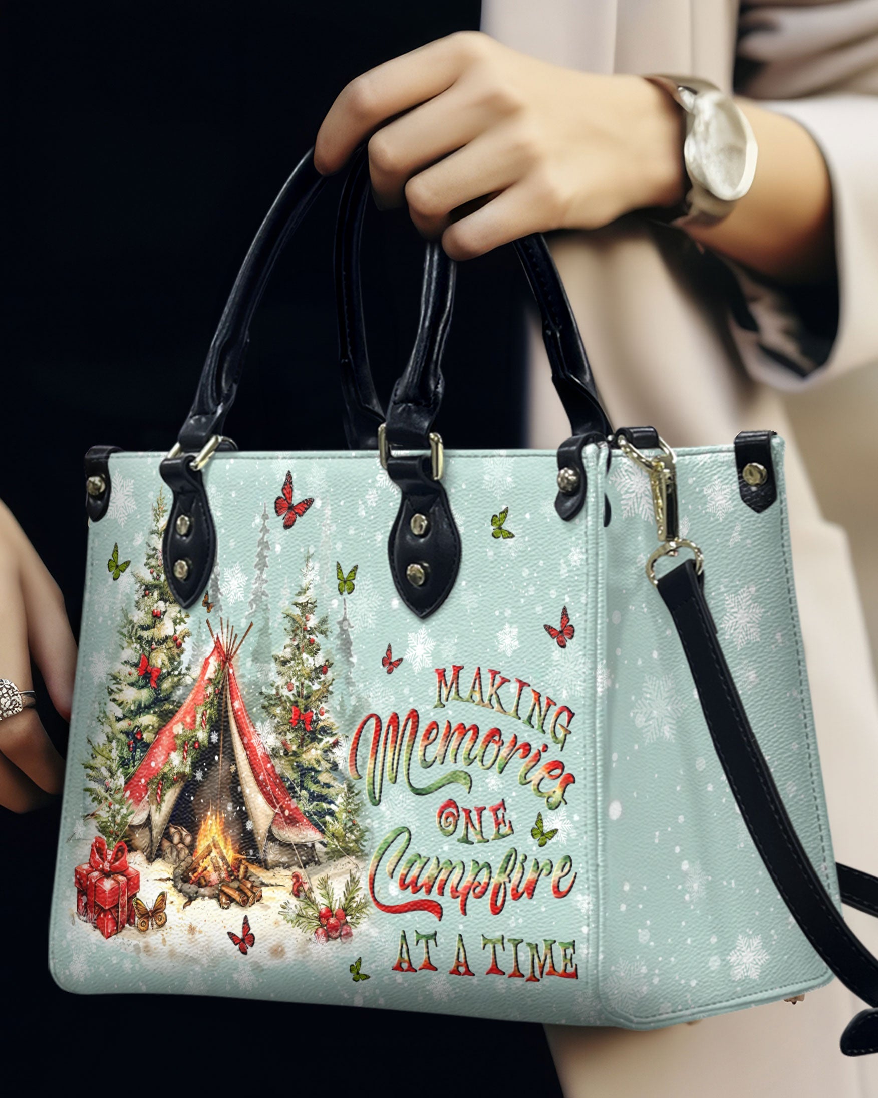 Bigcrowns MAKING MEMORIES ONE CAMPFIRE CHRISTMAS LEATHER HANDBAG N2510244